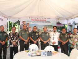 KOREM 033/WP BERSAMA PERUM BULOG TANJUNGPINANG MELAKUKAN PEMBAGIAN BERAS UNTUK WARGA KELURAHAN MELAYU KOTA PIRING