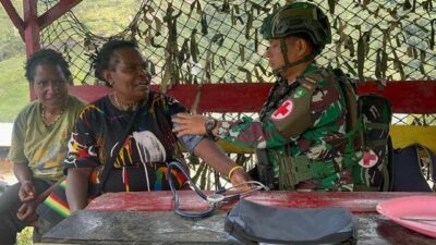 Wujudkan Kepedulian Sesama, Satgas Yonif 136/TS Gelar Pengobatan Gratis di Distrik Ilu